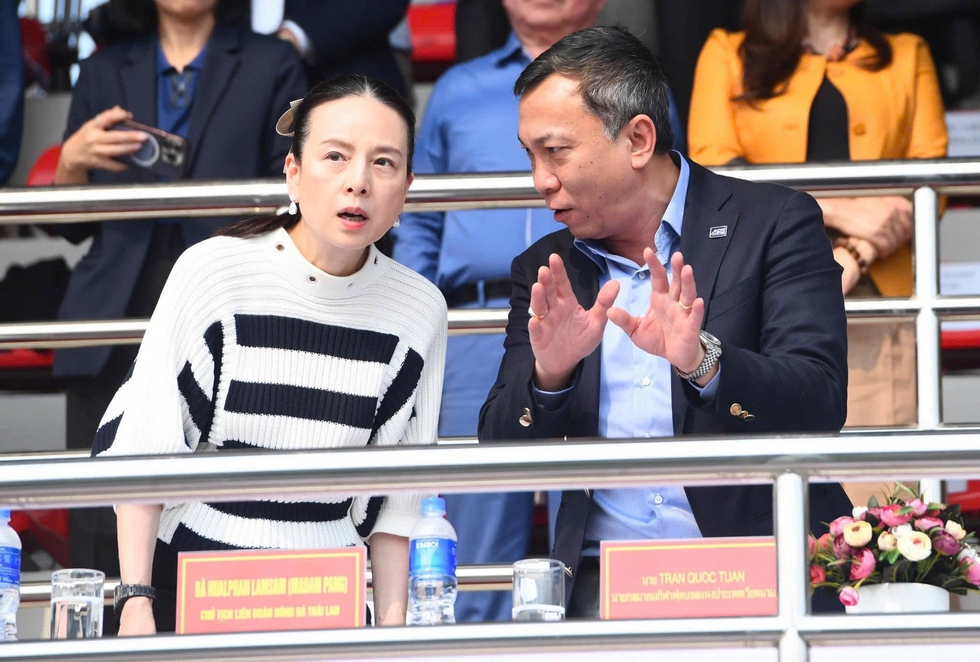 Madam Pang sang Việt Nam dự kh&aacute;n chung kết lượt về, gửi th&ocirc;ng điệp đến đội tuyển Th&aacute;i Lan- Ảnh 4.