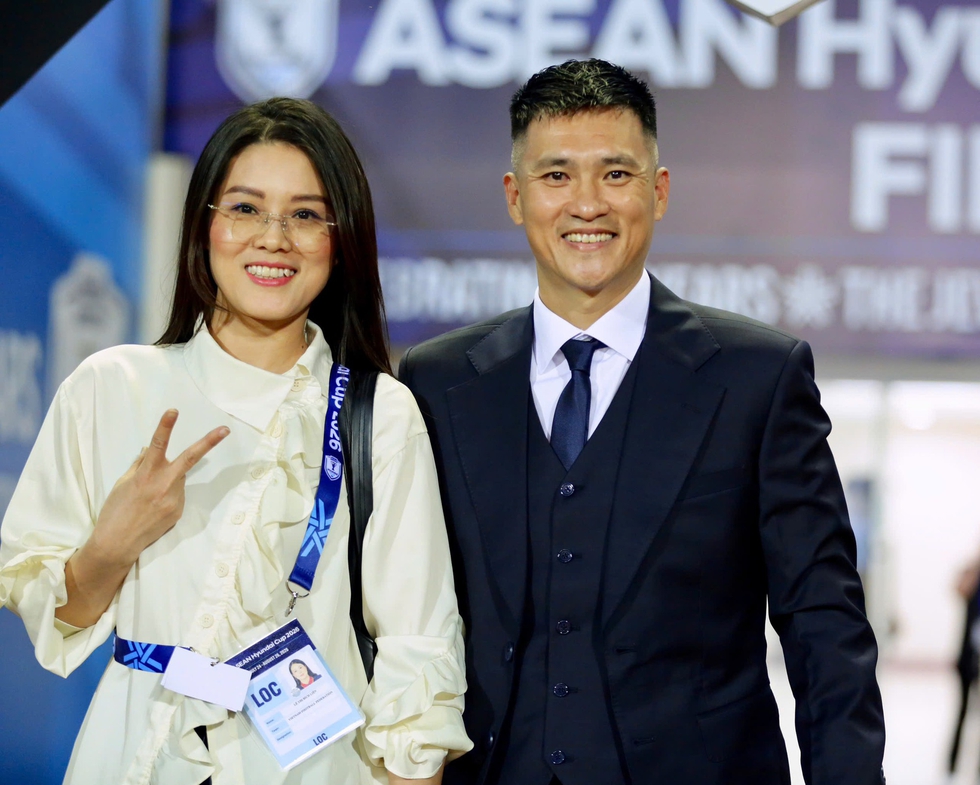 C&ocirc;ng Vinh đ&oacute;n vinh dự đặc biệt: Mang c&uacute;p v&ocirc; địch ASEAN Cup ra s&acirc;n Mỹ Đ&igrave;nh- Ảnh 1.
