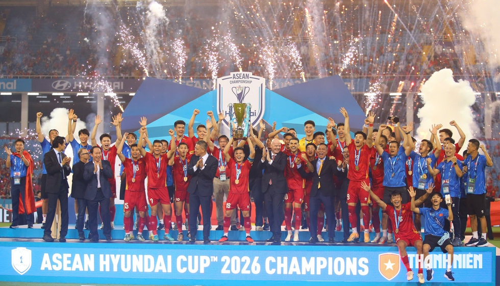 TNW-Chủ tịch FIFA trao chức v&ocirc; địch ASEAN Cup cho đội tuyển Việt Nam ẢNH: ĐỒNG NGUY&Ecirc;N KHANG