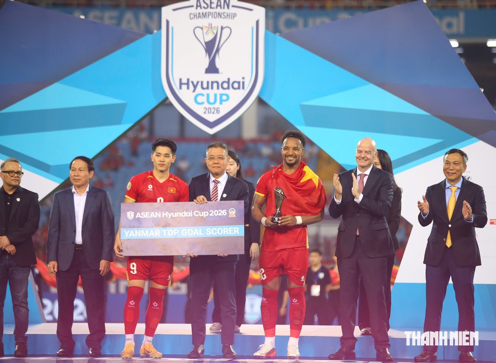 Chủ tịch FIFA trao c&uacute;p v&ocirc; địch cho đội tuyển Việt Nam, Đ&igrave;nh Bắc gi&agrave;nh danh hiệu Cầu thủ xuất sắc nhất - Ảnh 3.