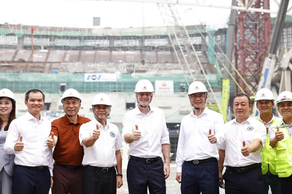 Chủ tịch FIFA tạm biệt si&ecirc;u s&acirc;n PVF, ra s&acirc;n bay l&ecirc;n chuy&ecirc;n cơ về nước: &lsquo;Việt Nam như nh&agrave; của t&ocirc;i&rsquo;- Ảnh 1.