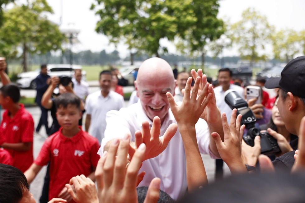 Chủ tịch FIFA tạm biệt si&ecirc;u s&acirc;n PVF, ra s&acirc;n bay l&ecirc;n chuy&ecirc;n cơ về nước: &lsquo;Việt Nam như nh&agrave; của t&ocirc;i&rsquo;- Ảnh 4.