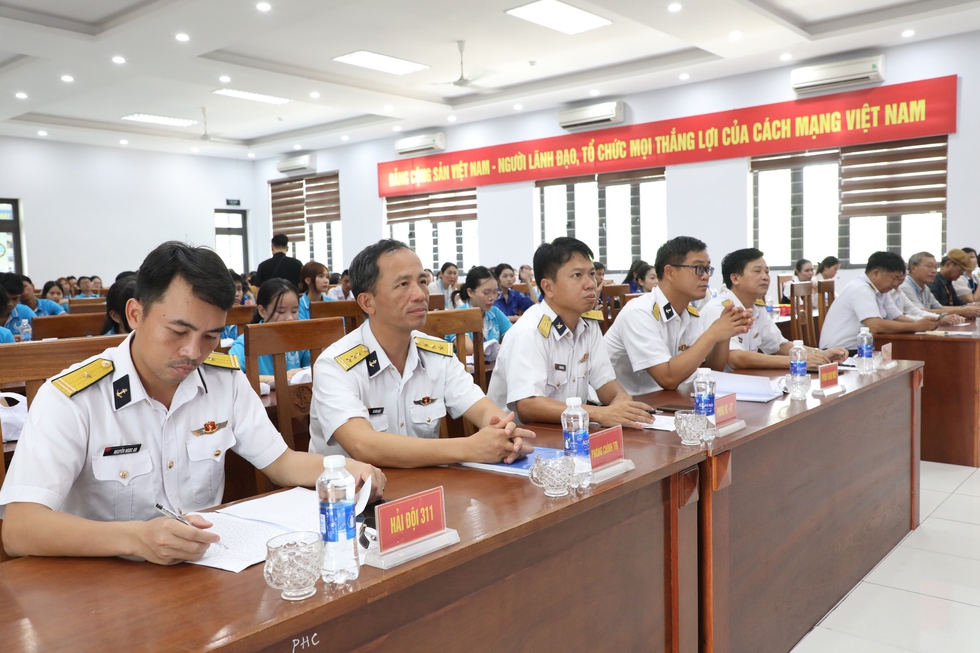 H&agrave;ng trăm t&acirc;n sinh vi&ecirc;n mang t&igrave;nh y&ecirc;u biển, đảo đến V&ugrave;ng 3 Hải qu&acirc;n- Ảnh 2.