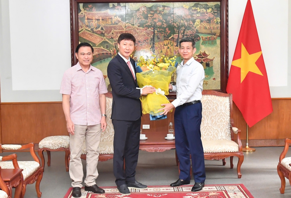 Thủ tướng L&ecirc; Minh Hưng tặng qu&agrave; đội tuyển Việt Nam, HLV Kim Sang-sik n&oacute;i lời cảm động- Ảnh 3.