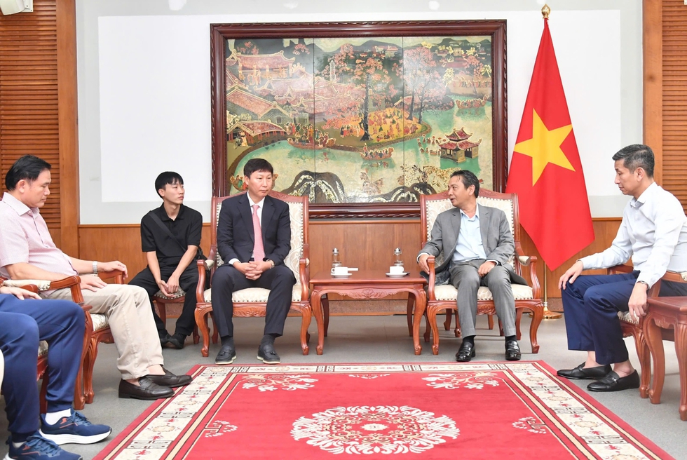 Thủ tướng L&ecirc; Minh Hưng tặng qu&agrave; đội tuyển Việt Nam, HLV Kim Sang-sik n&oacute;i lời cảm động- Ảnh 2.