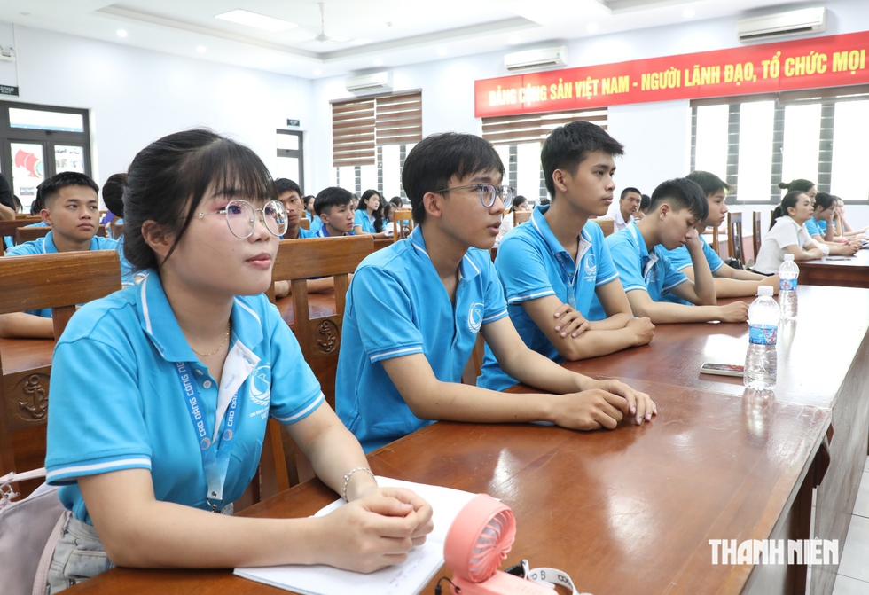 H&agrave;ng trăm t&acirc;n sinh vi&ecirc;n mang t&igrave;nh y&ecirc;u biển, đảo đến V&ugrave;ng 3 Hải qu&acirc;n- Ảnh 7.