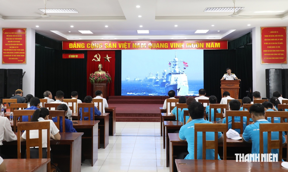 H&agrave;ng trăm t&acirc;n sinh vi&ecirc;n mang t&igrave;nh y&ecirc;u biển, đảo đến V&ugrave;ng 3 Hải qu&acirc;n- Ảnh 1.