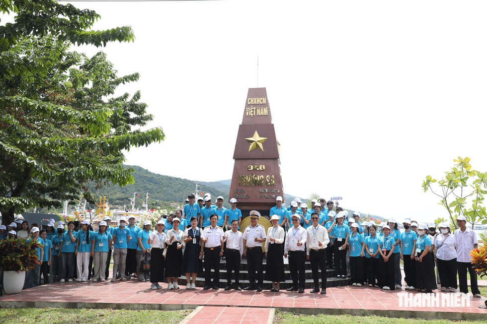 H&agrave;ng trăm t&acirc;n sinh vi&ecirc;n mang t&igrave;nh y&ecirc;u biển, đảo đến V&ugrave;ng 3 Hải qu&acirc;n- Ảnh 8.