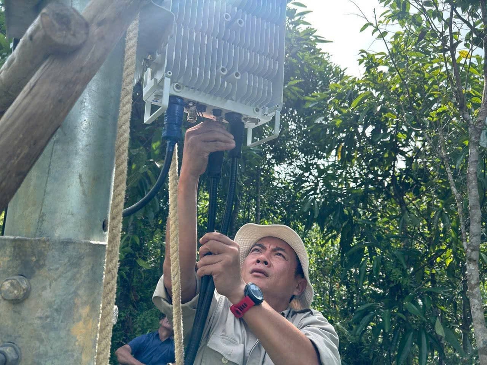 Sau 50 năm biệt lập giữa đại ng&agrave;n, th&ocirc;n Cơ Tu vỡ &ograve;a khi 'bắt' được s&oacute;ng điện thoại- Ảnh 3.