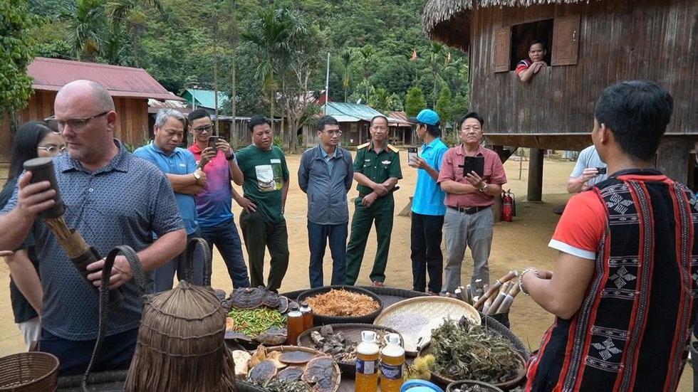 Sau 50 năm biệt lập giữa đại ng&agrave;n, th&ocirc;n Cơ Tu vỡ &ograve;a khi 'bắt' được s&oacute;ng điện thoại- Ảnh 4.