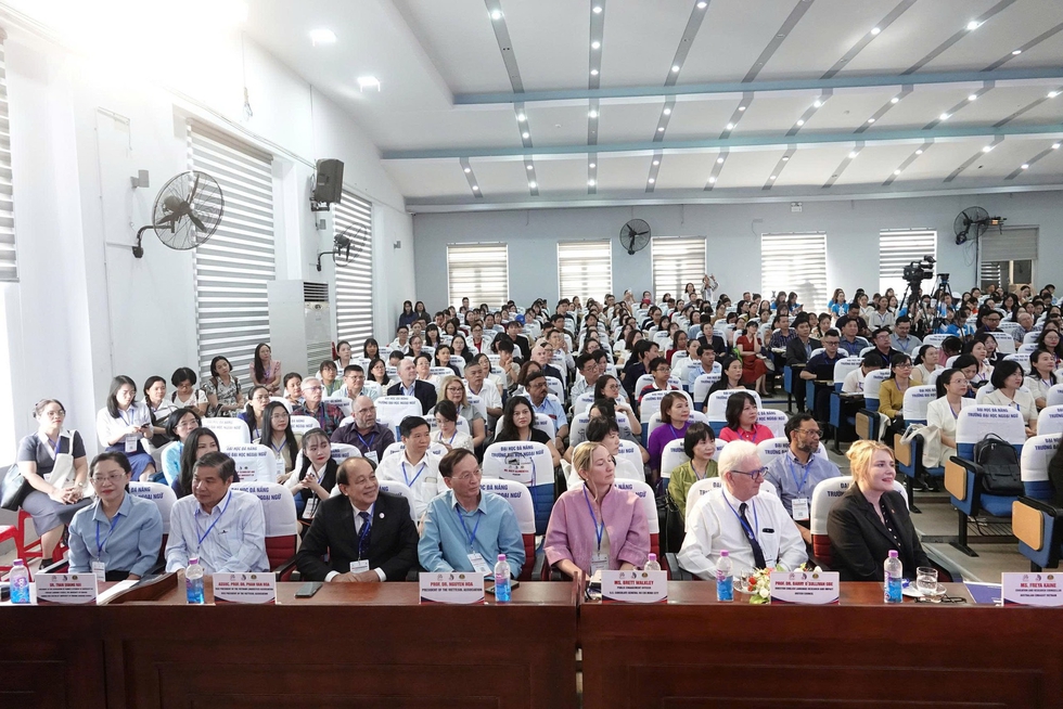 Hơn 1.000 chuy&ecirc;n gia b&agrave;n c&aacute;ch đưa tiếng Anh th&agrave;nh ng&ocirc;n ngữ thứ hai- Ảnh 1.