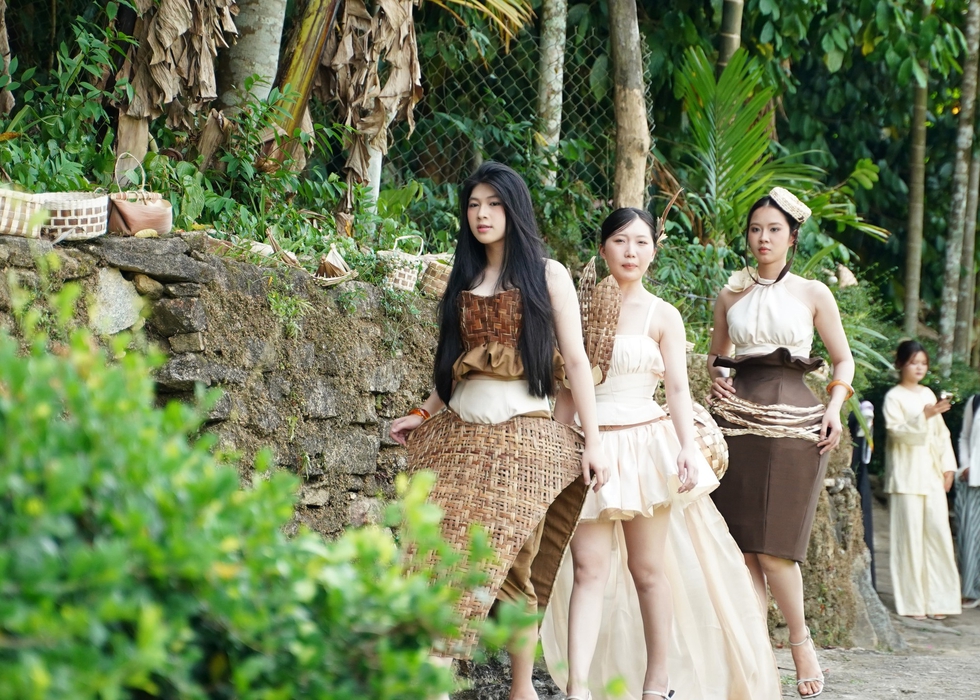 Bất ngờ với show thời trang từ mo cau giữa đồng l&uacute;a ch&iacute;n l&agrave;ng cổ Lộc Y&ecirc;n- Ảnh 9.