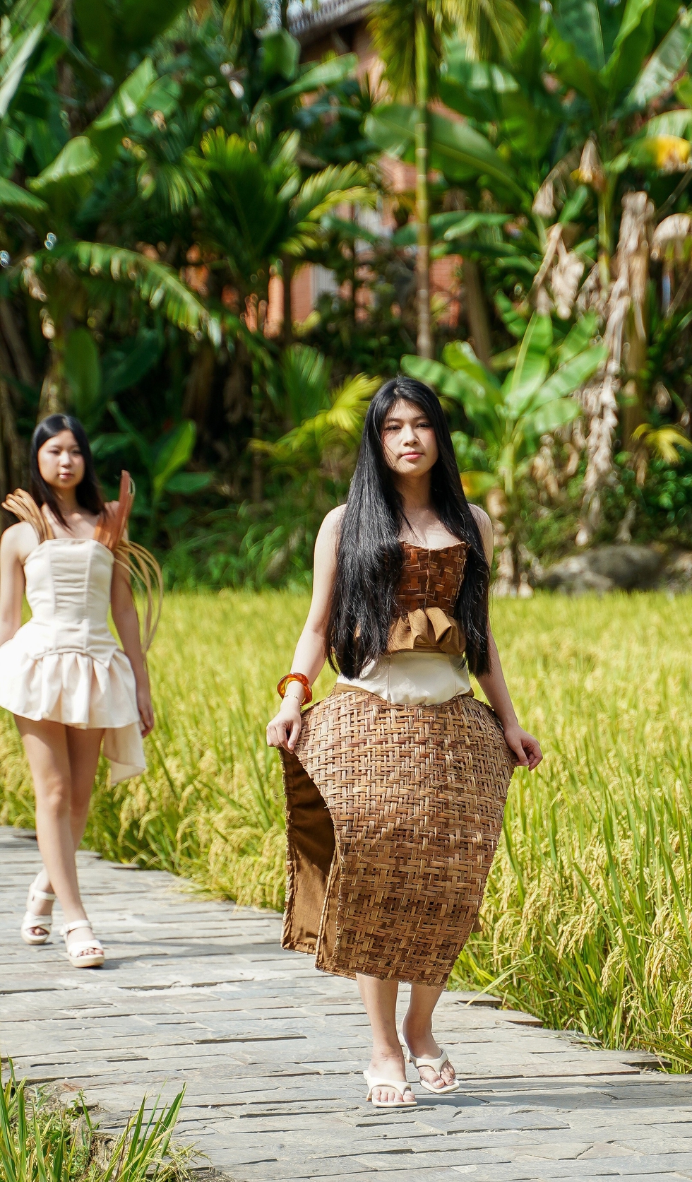 Bất ngờ với show thời trang từ mo cau giữa đồng l&uacute;a ch&iacute;n l&agrave;ng cổ Lộc Y&ecirc;n- Ảnh 10.
