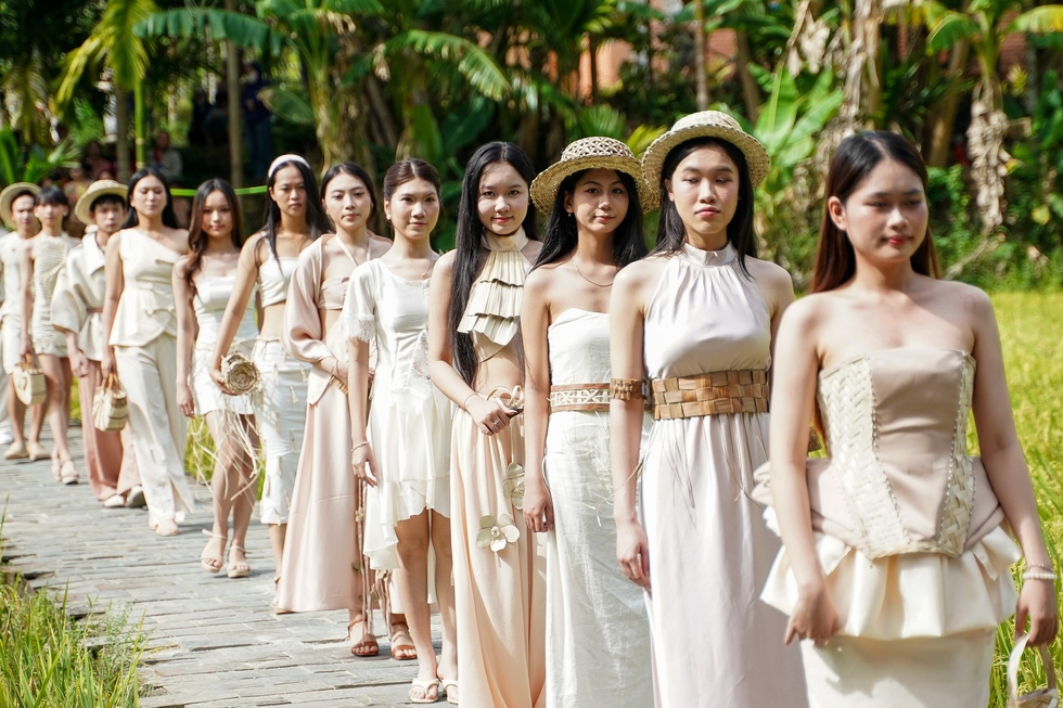 Bất ngờ với show thời trang từ mo cau giữa đồng l&uacute;a ch&iacute;n l&agrave;ng cổ Lộc Y&ecirc;n- Ảnh 3.