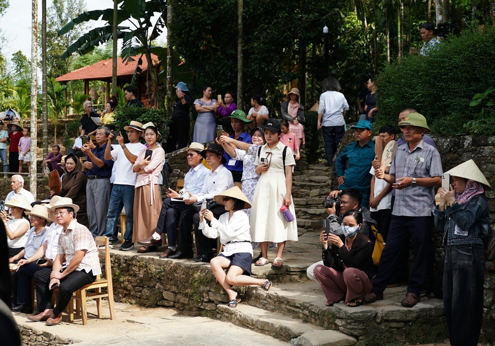 Bất ngờ với show thời trang từ mo cau giữa đồng l&uacute;a ch&iacute;n l&agrave;ng cổ Lộc Y&ecirc;n- Ảnh 11.