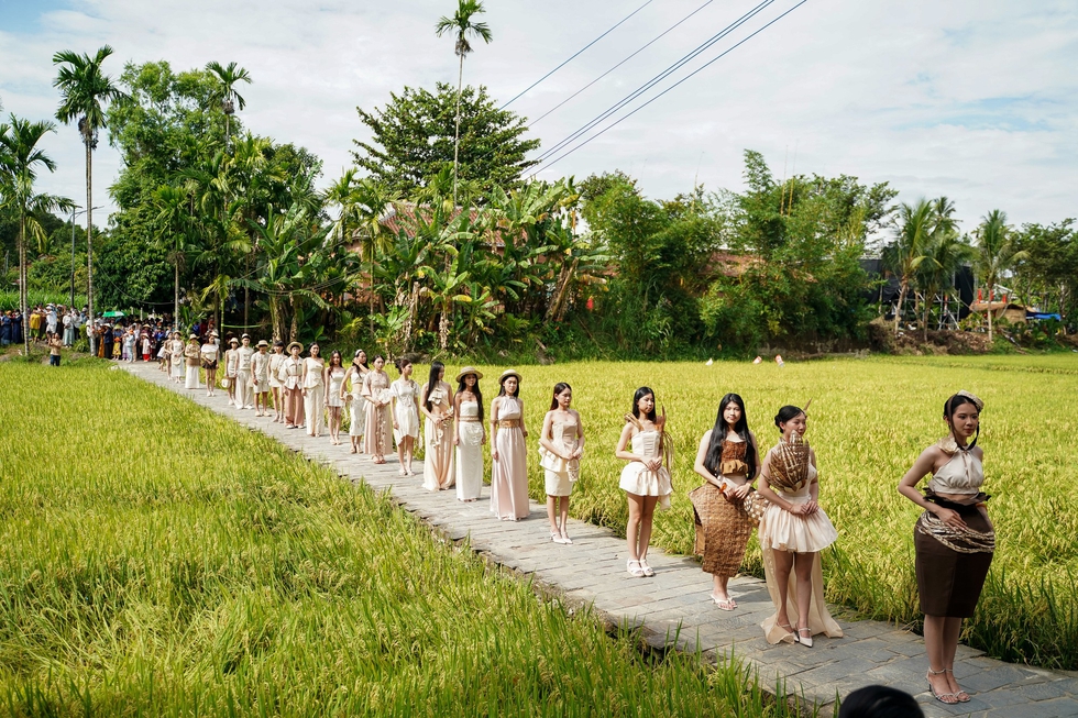 Bất ngờ với show thời trang từ mo cau giữa đồng l&uacute;a ch&iacute;n l&agrave;ng cổ Lộc Y&ecirc;n- Ảnh 1.