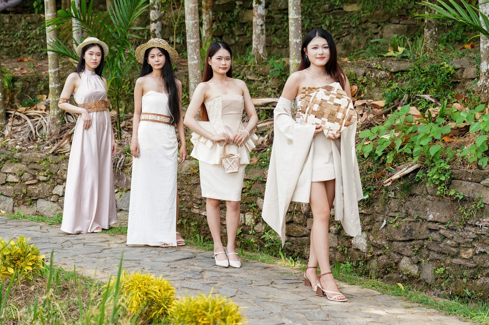 Bất ngờ với show thời trang từ mo cau giữa đồng l&uacute;a ch&iacute;n l&agrave;ng cổ Lộc Y&ecirc;n- Ảnh 8.