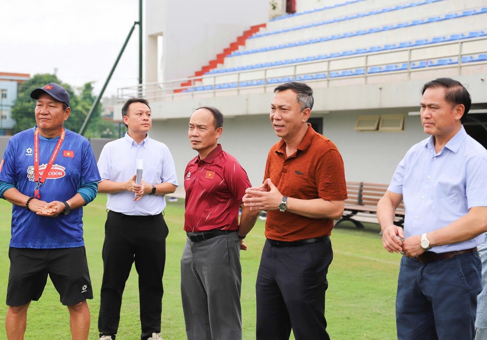 Chủ tịch VFF lần đầu n&oacute;i về HLV đội tuyển nữ Việt Nam Ho&agrave;ng Văn Ph&uacute;c, đặt kỳ vọng lớn lao- Ảnh 3.