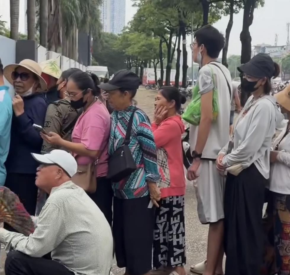 Sốt v&eacute; trận đội tuyển Việt Nam - Campuchia: CĐV xếp h&agrave;ng d&agrave;i dằng dặc, 'chợ đen' n&oacute;ng l&ecirc;n từng ng&agrave;y- Ảnh 2.