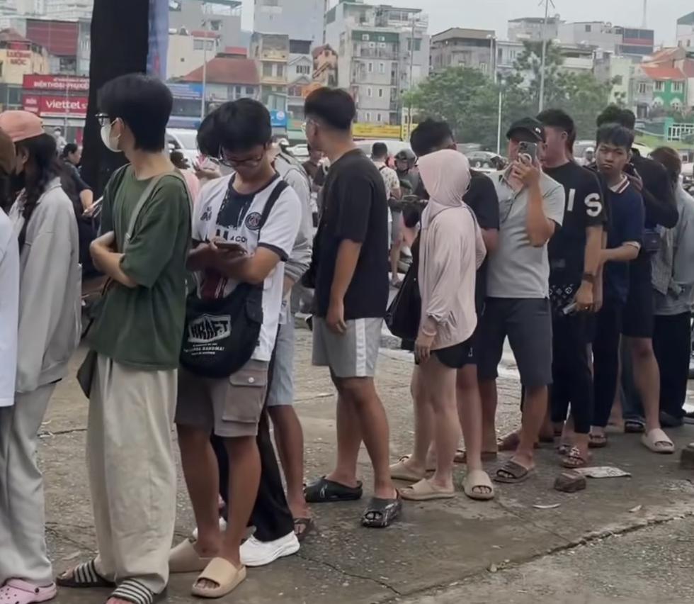 Sốt v&eacute; trận đội tuyển Việt Nam - Campuchia: CĐV xếp h&agrave;ng d&agrave;i dằng dặc, 'chợ đen' n&oacute;ng l&ecirc;n từng ng&agrave;y- Ảnh 3.