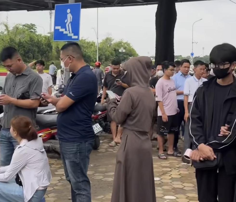 Sốt v&eacute; trận đội tuyển Việt Nam - Campuchia: CĐV xếp h&agrave;ng d&agrave;i dằng dặc, 'chợ đen' n&oacute;ng l&ecirc;n từng ng&agrave;y- Ảnh 1.