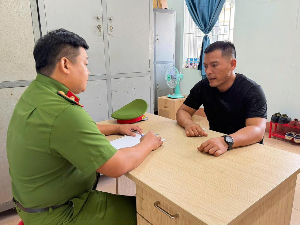 Tạm giữ nghi phạm trong vụ người đàn ông đi xe máy bị đạp ngã xuống đường- Ảnh 1.