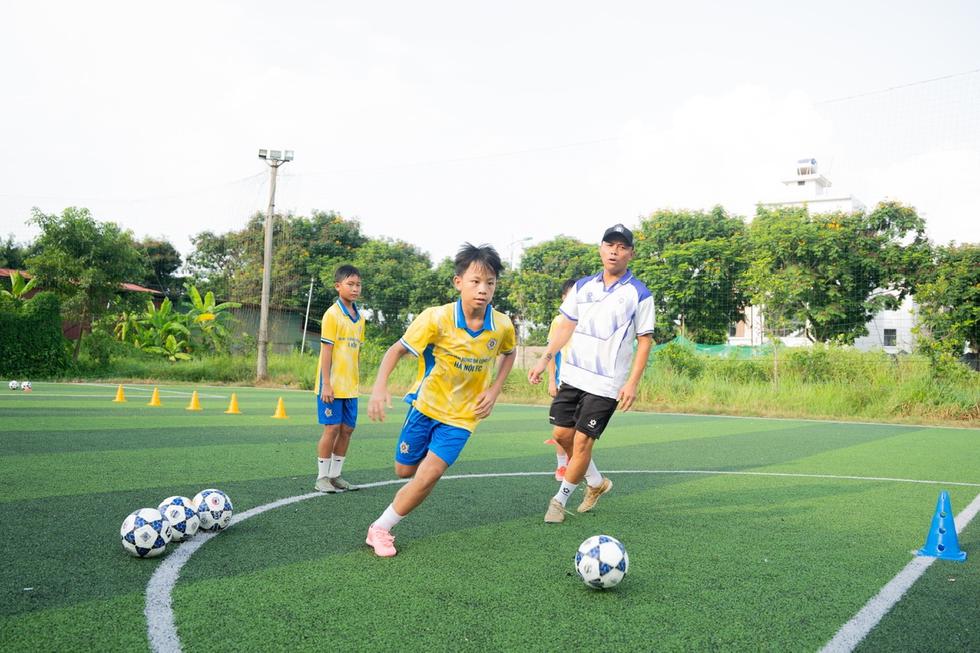 U.11 CLB b&oacute;ng đ&aacute; H&agrave; Nội đăng quang: Chiếc c&uacute;p v&ocirc; địch của cả hệ thống- Ảnh 6.