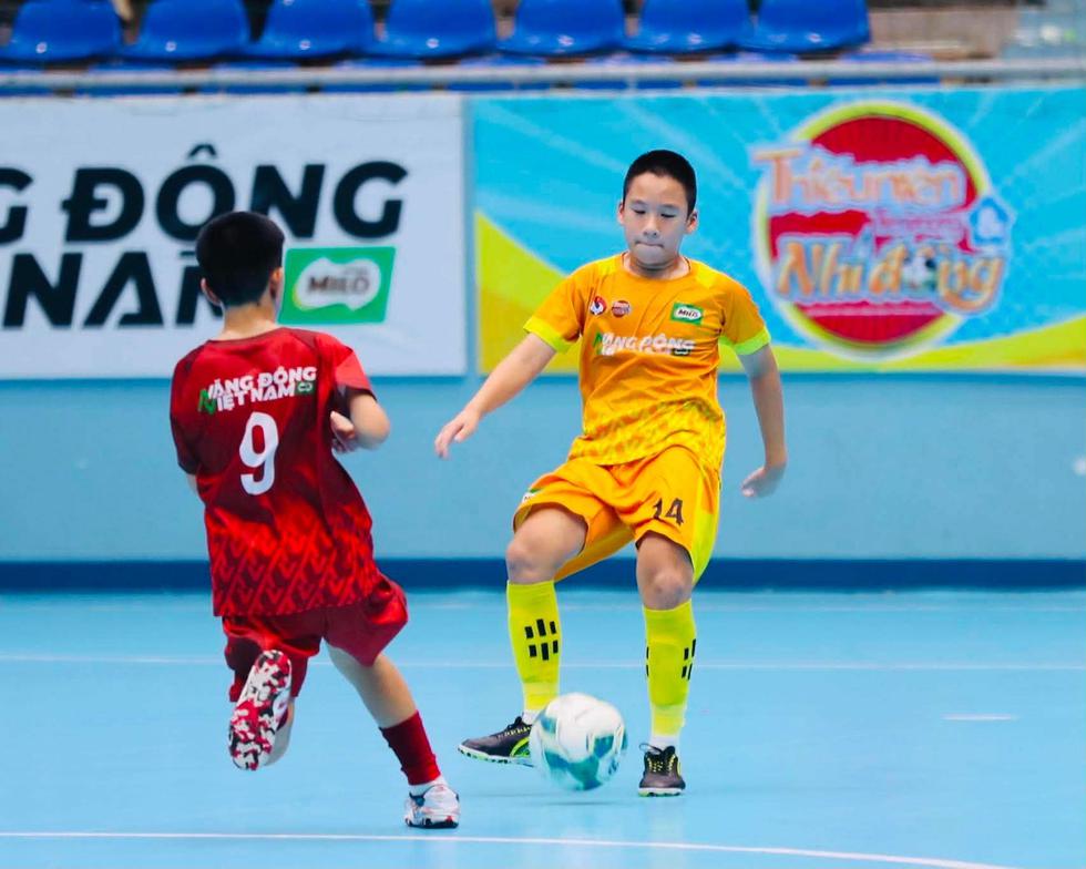 U.11 CLB b&oacute;ng đ&aacute; H&agrave; Nội đăng quang: Chiếc c&uacute;p v&ocirc; địch của cả hệ thống- Ảnh 1.
