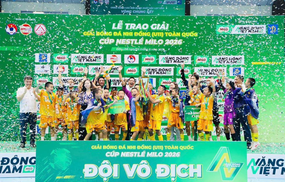 U.11 CLB b&oacute;ng đ&aacute; H&agrave; Nội đăng quang: Chiếc c&uacute;p v&ocirc; địch của cả hệ thống- Ảnh 2.