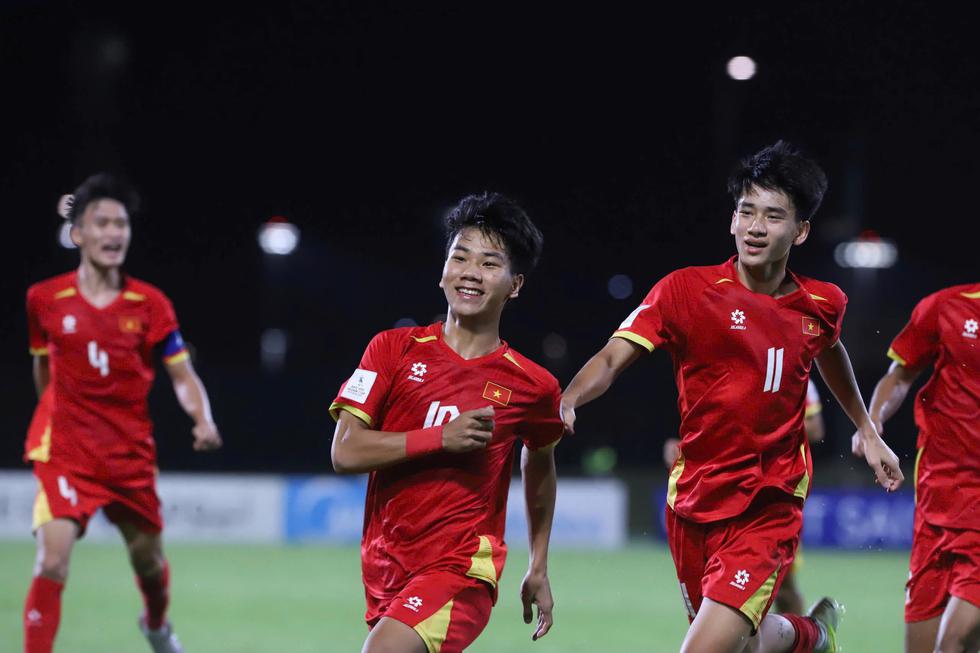 U.11 CLB b&oacute;ng đ&aacute; H&agrave; Nội đăng quang: Chiếc c&uacute;p v&ocirc; địch của cả hệ thống- Ảnh 5.