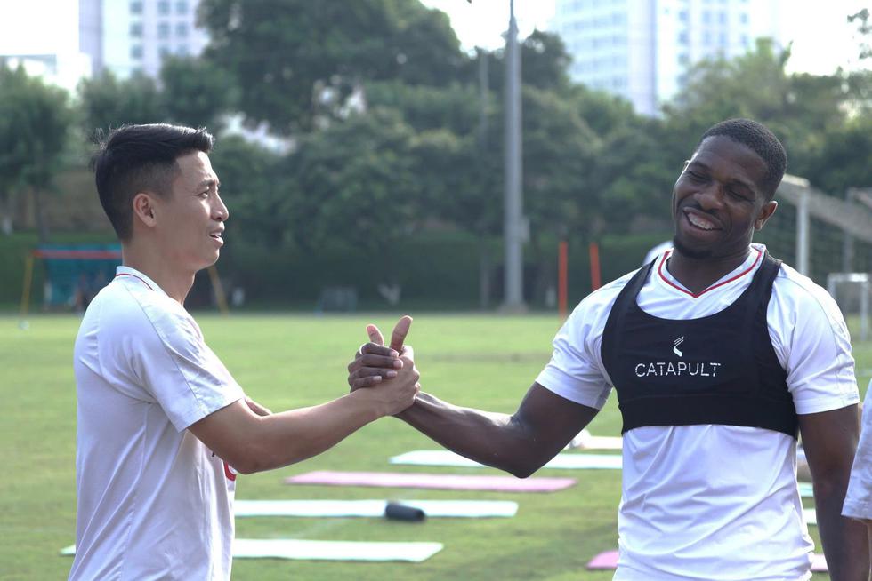&lsquo;Vua dội bom&rsquo; Rimario kho&aacute;c &aacute;o Thể C&ocirc;ng Viettel, bản hợp đồng g&acirc;y sốc của V-League- Ảnh 5.