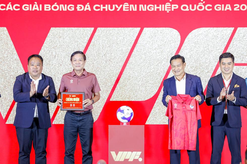 B&oacute;ng đ&aacute; Việt Nam v&agrave; VPF kho&aacute;c bộ nhận diện mới: Chuy&ecirc;n nghiệp v&agrave; đẳng cấp hơn- Ảnh 7.