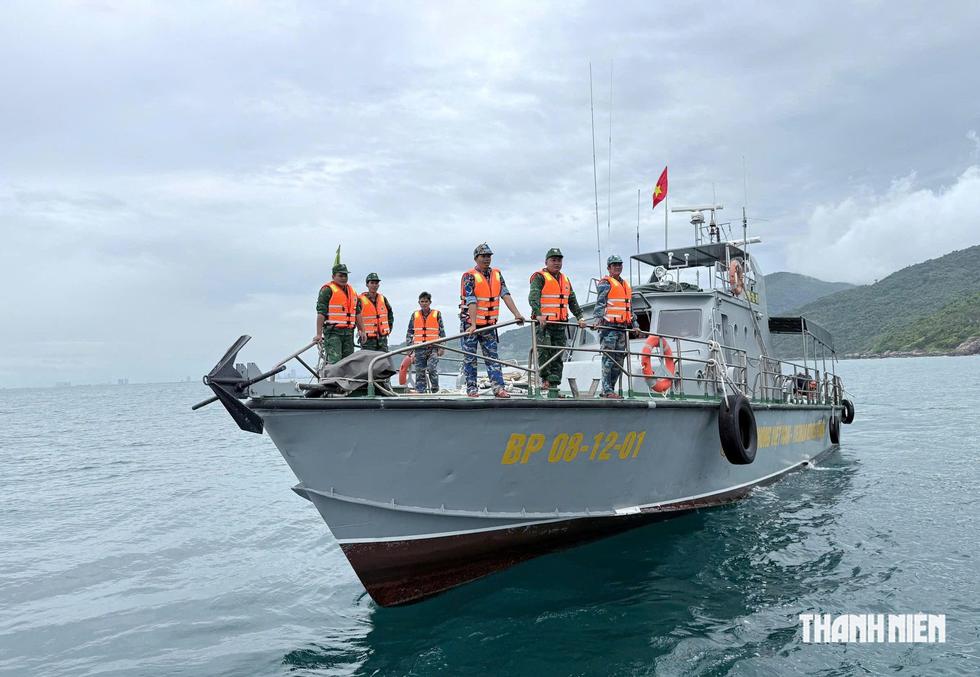 Đ&agrave; Nẵng: T&igrave;m thấy 1 người sau 6 giờ bị s&oacute;ng cuốn mất t&iacute;ch ở Mũi Ngh&ecirc;- Ảnh 2.