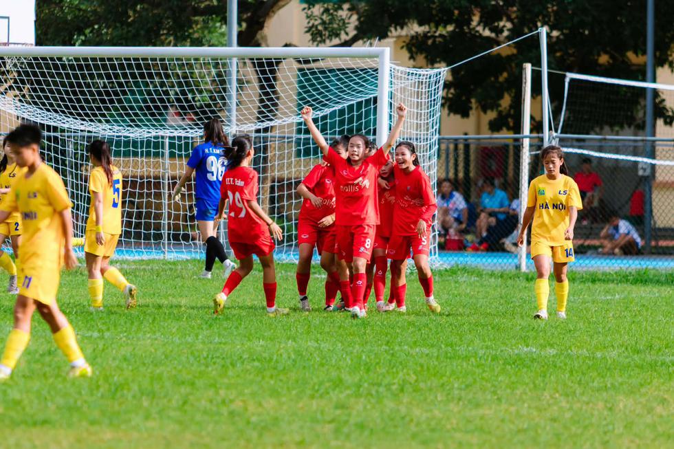 Phong Ph&uacute; H&agrave; Nam v&ocirc; địch giải U.16 nữ quốc gia 2026- Ảnh 3.