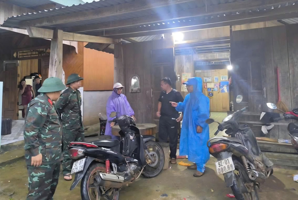 Mưa lớn ở Đ&agrave; Nẵng: Đất đ&aacute; tr&agrave;n đường, h&agrave;ng chục hộ d&acirc;n đ&atilde; được sơ t&aacute;n- Ảnh 3.