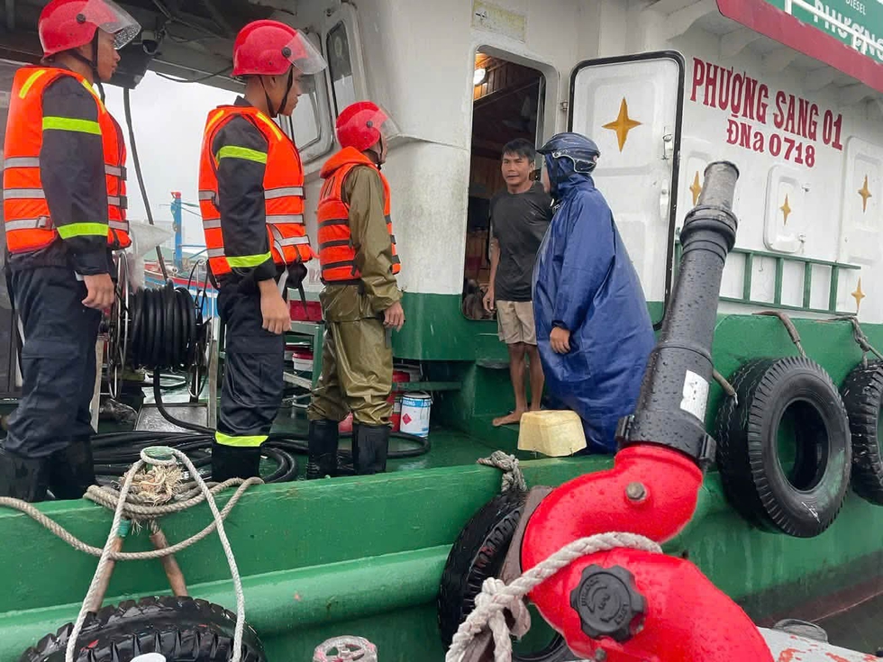 Mưa lớn ở Đ&agrave; Nẵng: Đất đ&aacute; tr&agrave;n đường, h&agrave;ng chục hộ d&acirc;n đ&atilde; được sơ t&aacute;n- Ảnh 6.