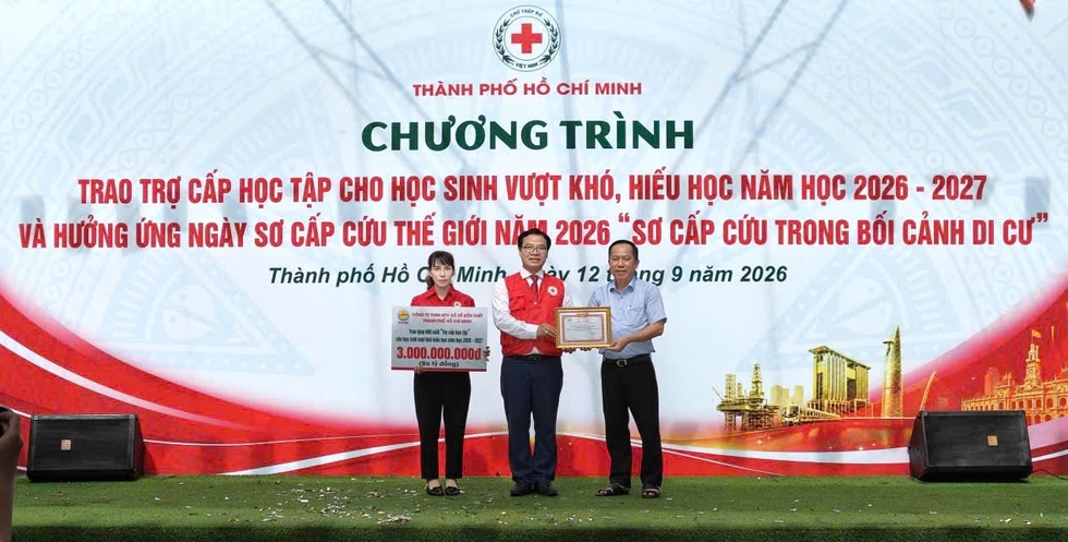 Hơn 3 tỉ đồng trợ cấp cho 600 học sinh kh&oacute; khăn ở TP.HCM- Ảnh 2.