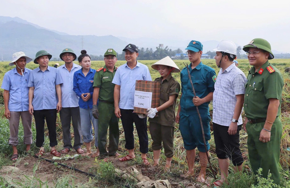 L&uacute;a ng&atilde; bệt sau mưa lớn, cả x&atilde; xuống đồng lội b&ugrave;n gặt l&uacute;a gi&uacute;p d&acirc;n- Ảnh 3.