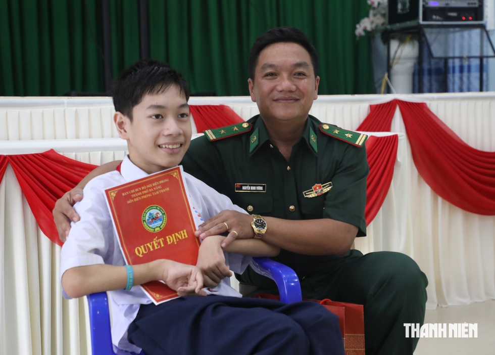 Người lính biên phòng 'nâng bước' cậu học trò khuyết tật học lực xuất sắc- Ảnh 2.