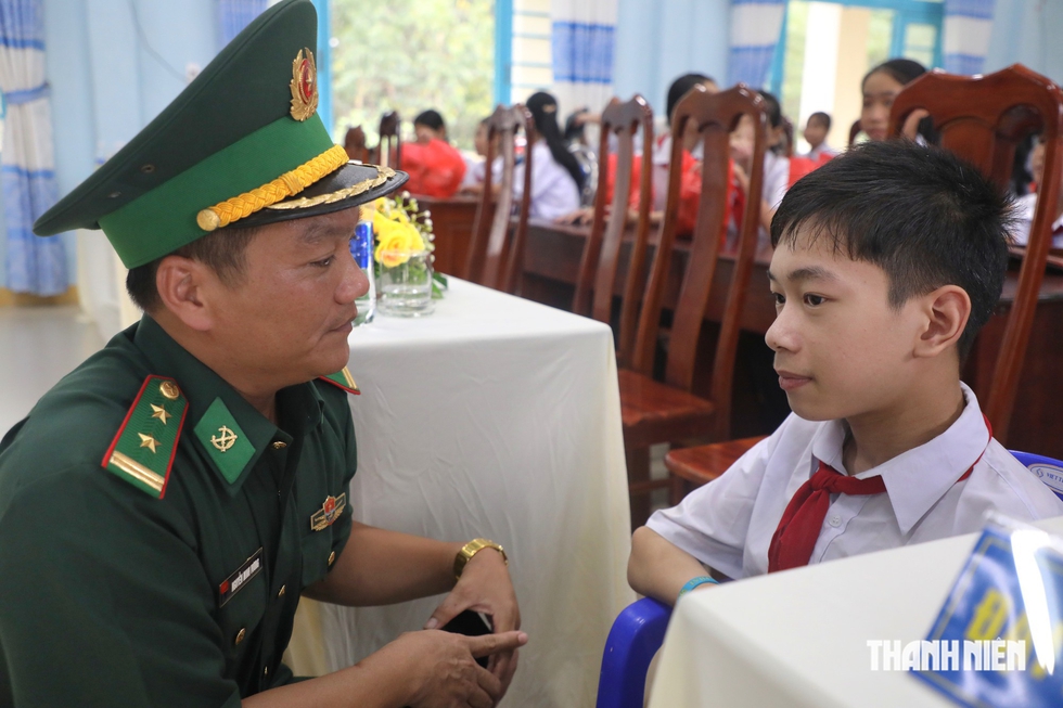 Người lính biên phòng 'nâng bước' cậu học trò khuyết tật học lực xuất sắc- Ảnh 5.