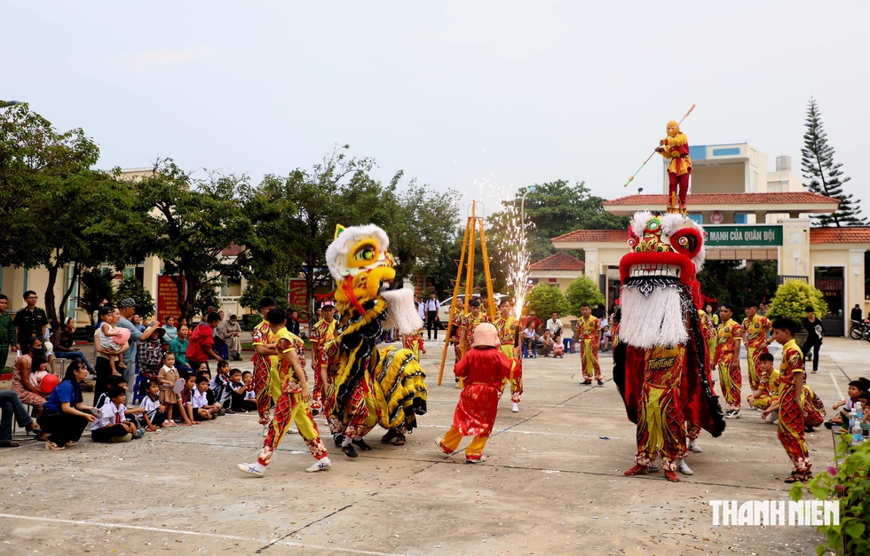 Người lính biên phòng 'nâng bước' cậu học trò khuyết tật học lực xuất sắc- Ảnh 12.