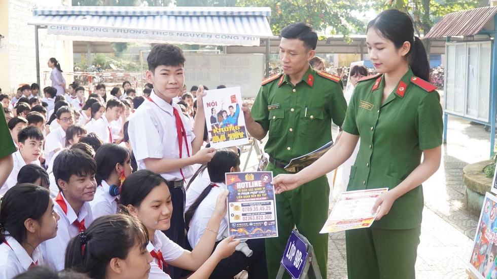 Cảnh báo học sinh trước ma túy 'núp bóng' dưới vỏ bọc nước uống- Ảnh 1.