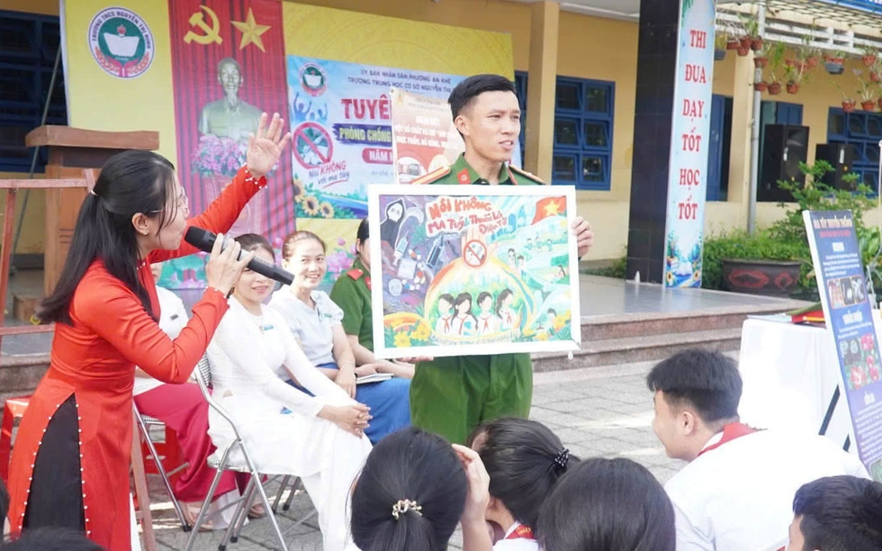 Cảnh báo học sinh trước ma túy 'núp bóng' dưới vỏ bọc nước uống- Ảnh 3.