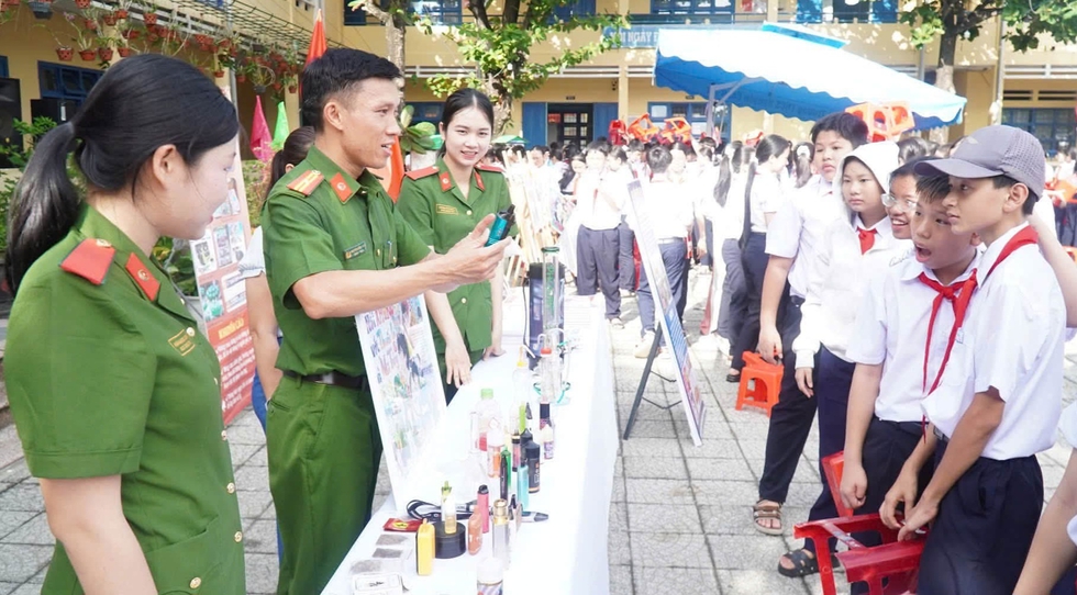 Cảnh báo học sinh trước ma túy 'núp bóng' dưới vỏ bọc nước uống- Ảnh 2.