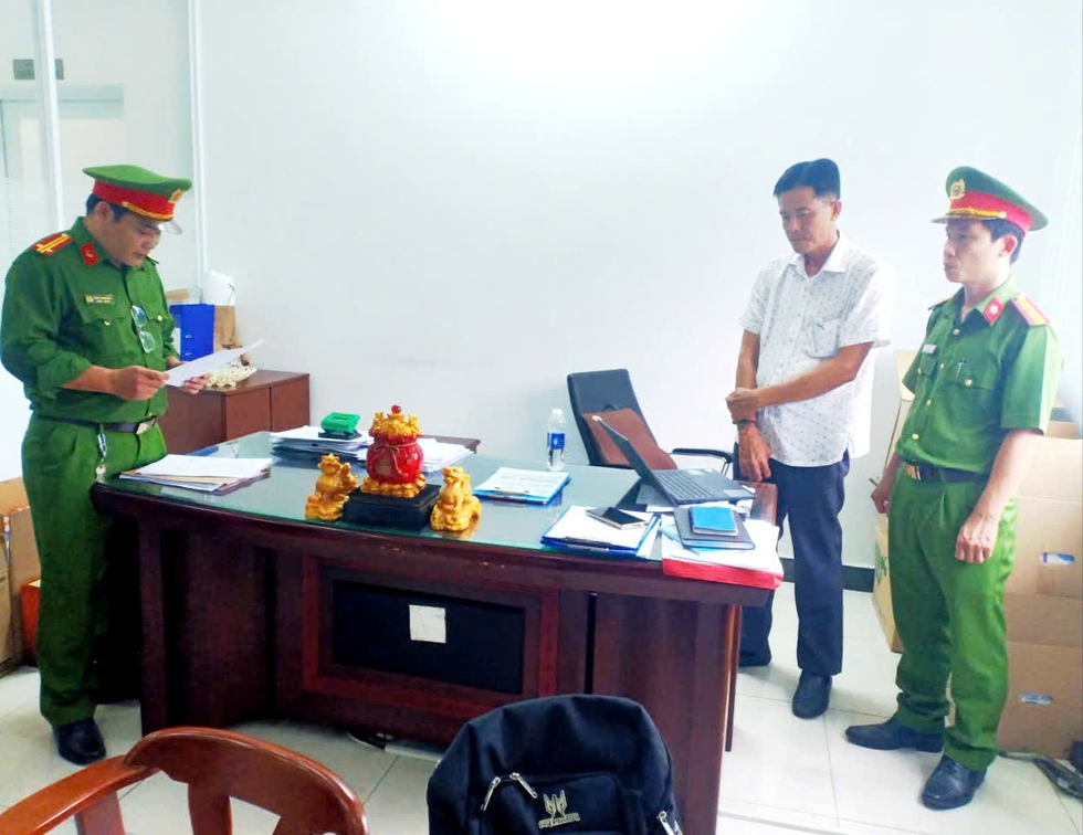 Công an tỉnh Vĩnh Long bắt phó giám đốc doanh nghiệp chôn chất thải trái phép- Ảnh 1.