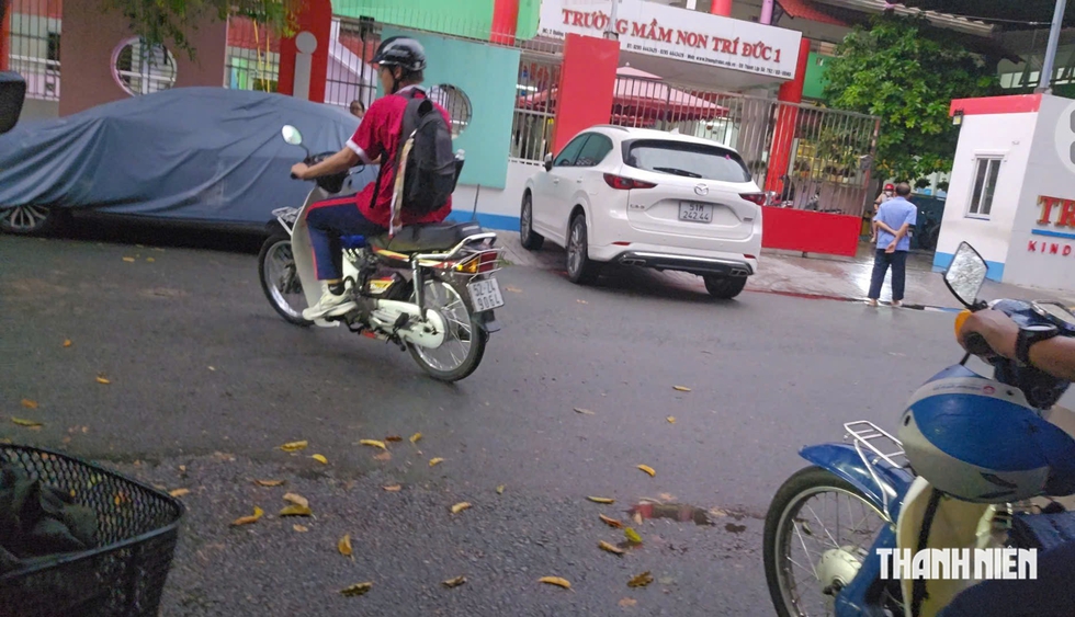 Học sinh ở TP.HCM đi xe máy: Gửi xe bên ngoài rồi đi bộ vào lớp- Ảnh 4.
