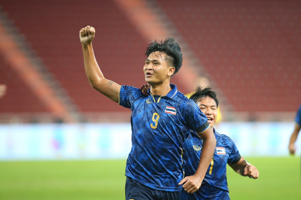 Tiền đạo Th&aacute;i Lan x&eacute; lưới Việt Nam kh&ocirc;ng dự FIFA ASEAN Cup: Cuộc t&aacute;i đấu ng&agrave;y 29.9 c&oacute; g&igrave; mới?
- Ảnh 1.