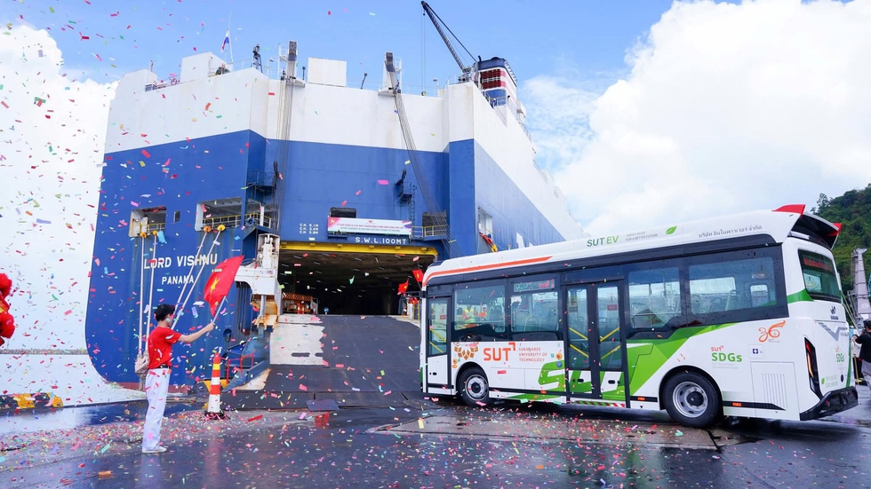 Cảng Chân Mây lần đầu đón tàu chuyên chở ô tô xuất khẩu sang Thái Lan- Ảnh 2.