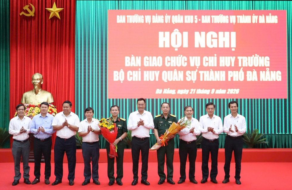 Tân Chỉ huy trưởng Bộ Chỉ huy quân sự Đà Nẵng tiếp nhận nhiệm vụ mới- Ảnh 2.
