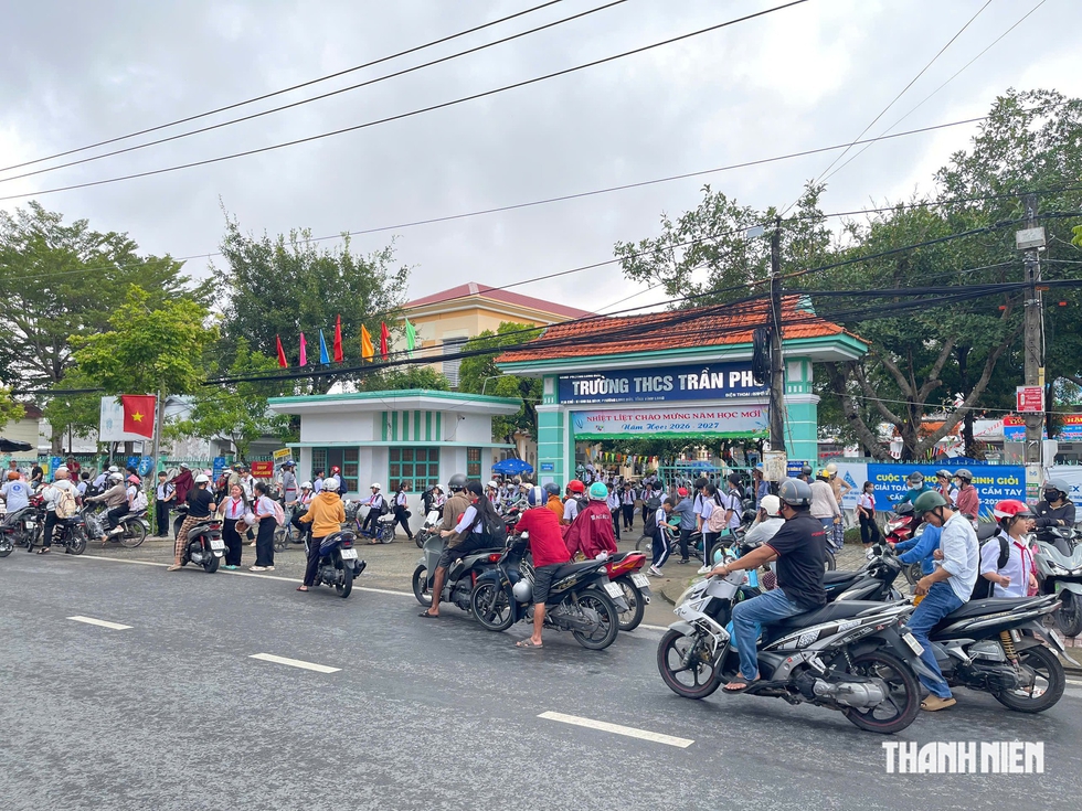 X&aacute;c minh nh&oacute;m học sinh cấp 2 đ&aacute;nh hội đồng bạn trước cổng trường- Ảnh 1.